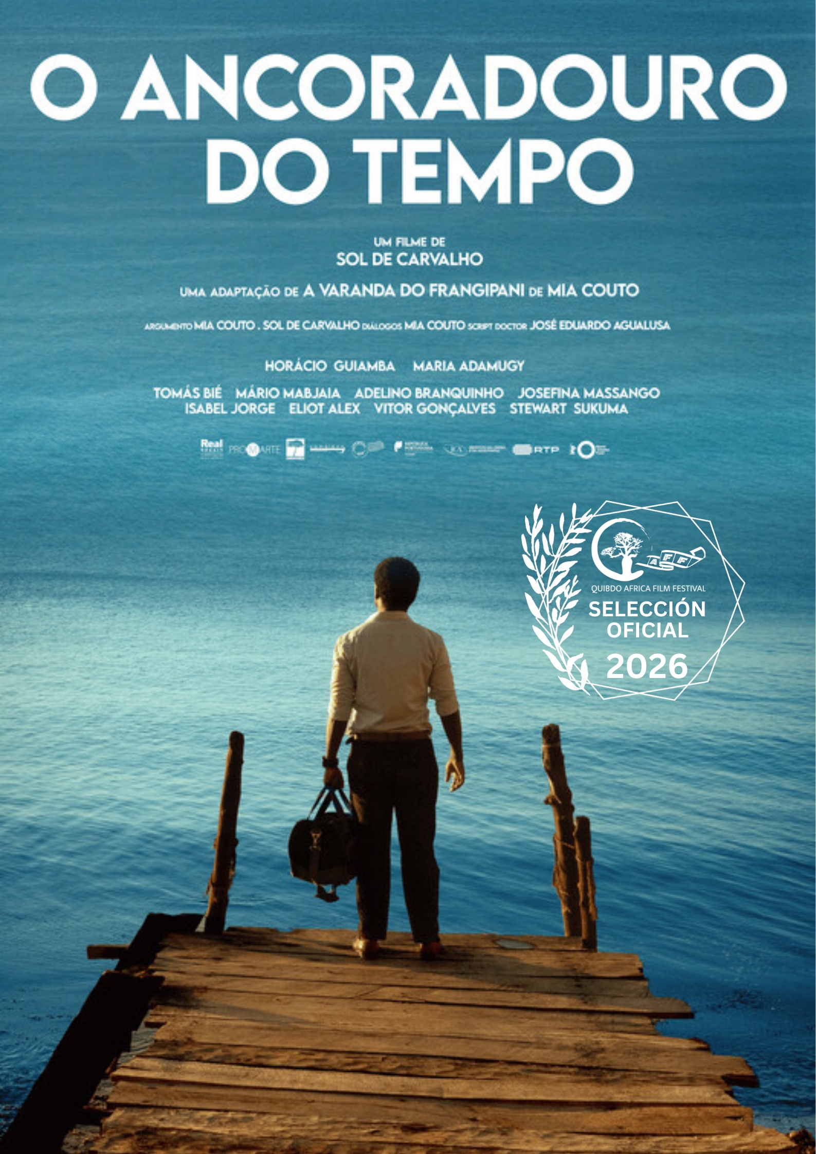 Afiche de la película O Ancoradouro do Tempo, con un hombre de espaldas caminando por un muelle de madera hacia un mar azul; incluye el título, el nombre de la directora Sol de Carvalho y el sello de Selección Oficial 2026.