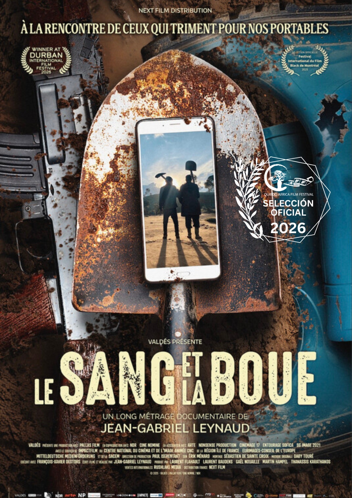 Cartel de la película documental “Le Sang et la Boue”, dirigida por Jean-Gabriel Leynaud, con un teléfono sobre una pala cubierta de barro y el sello de Selección Oficial del Quibdo Africa Film Festival 2026.