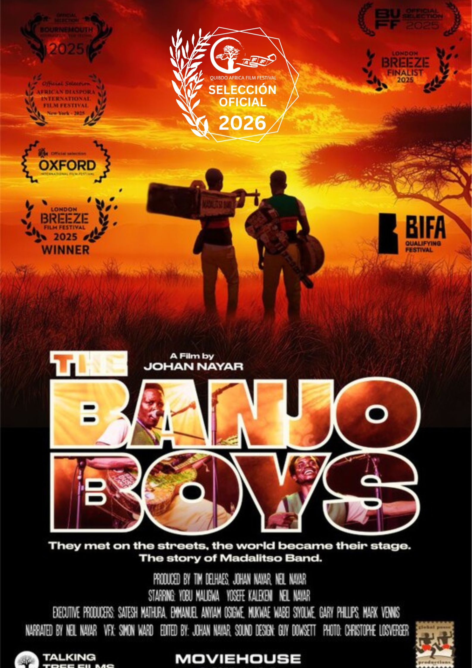 Afiche de la película The Banjo Boys, con dos músicos africanos caminando al atardecer en un paisaje de sabana, rodeados de logotipos de festivales de cine y textos que anuncian selecciones y premios.