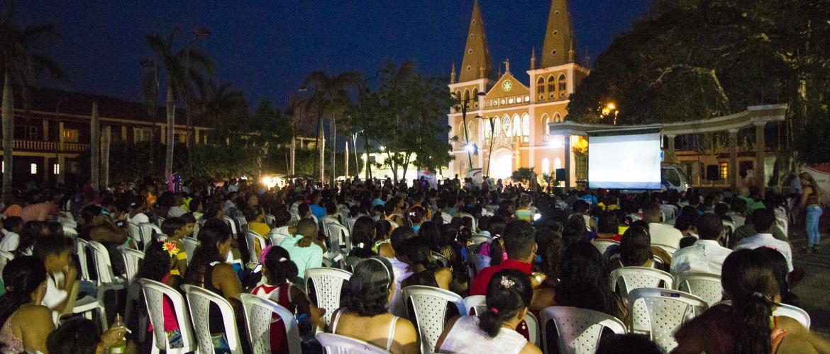 Personas en un parque viendo películas 