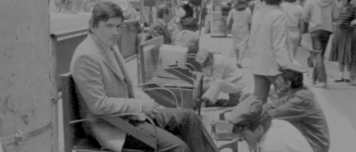 hombre embolando zapatos