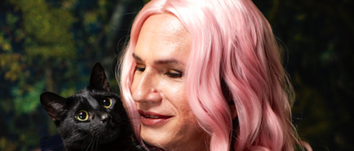 Mujer con gato en brazos 