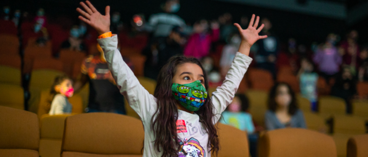 niña con los brazos abiertos