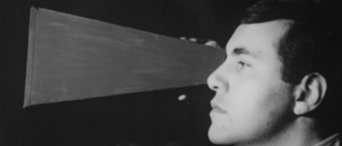 hombre mirando por unos binoculares 