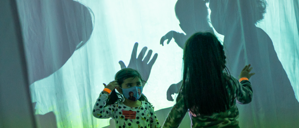 niñas jugando con sombras 