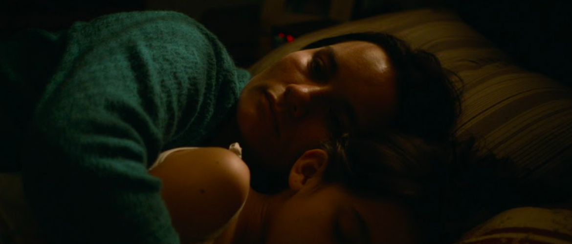 mujer acostada con su hijo 