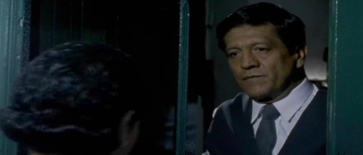 Hombre abriendo una puerta 