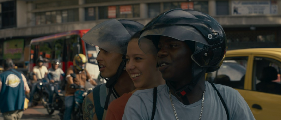 tres jóvenes montando en una moto 