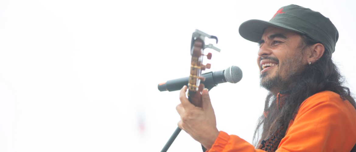 Hombre cantado y tocando guitarra 
