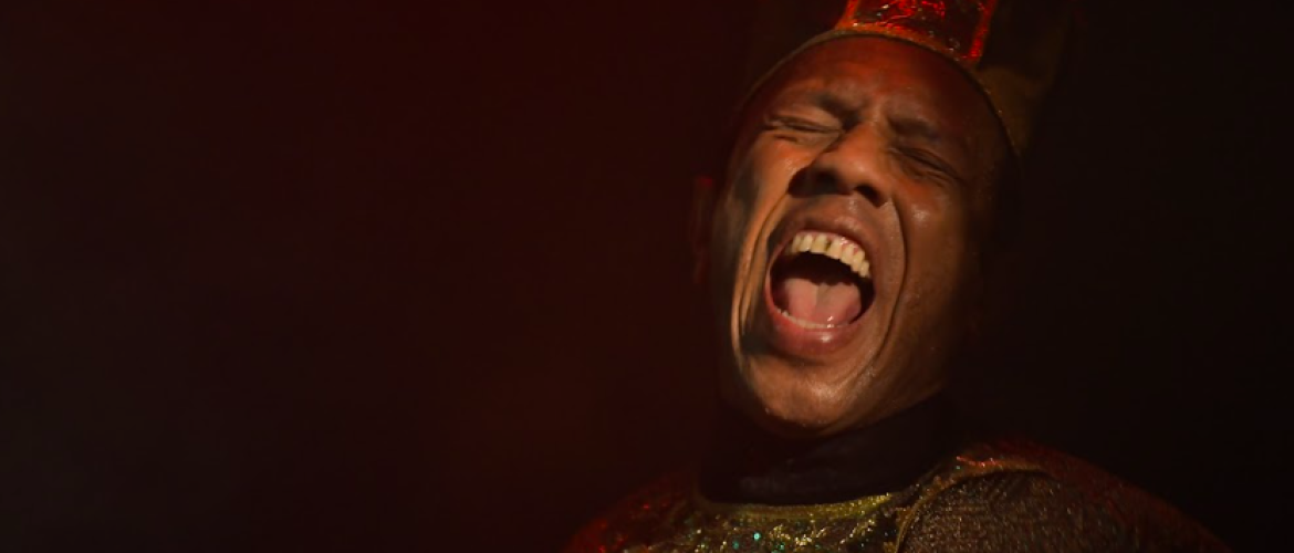 Hombre afro cantando 