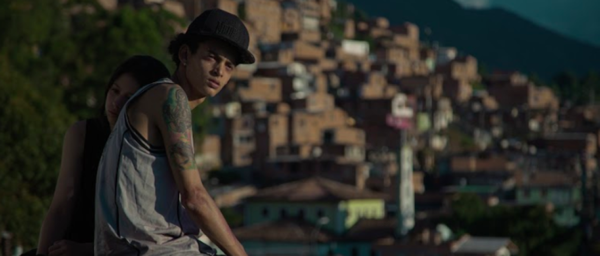 Dos jóvenes en una comuna 