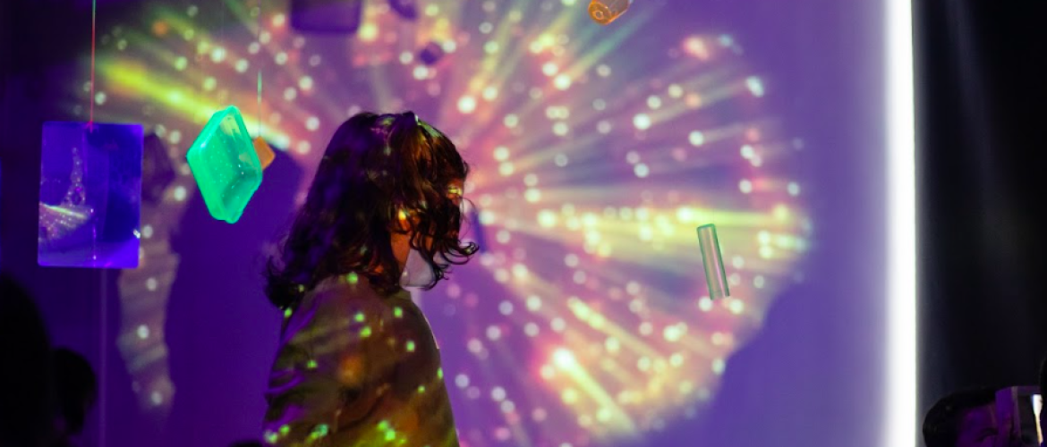 Niño jugando con sombras en un cuarto oscuro con destellos de luz 