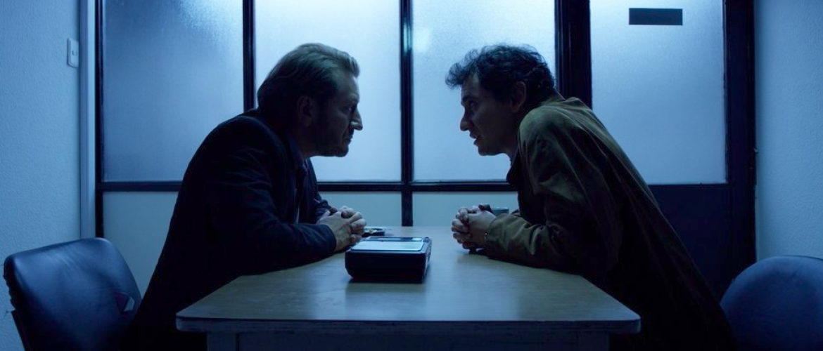 Dos hombres mirandose frente a frente 