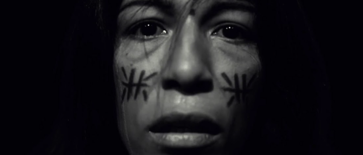 Persona indígena con pinturas en la cara 