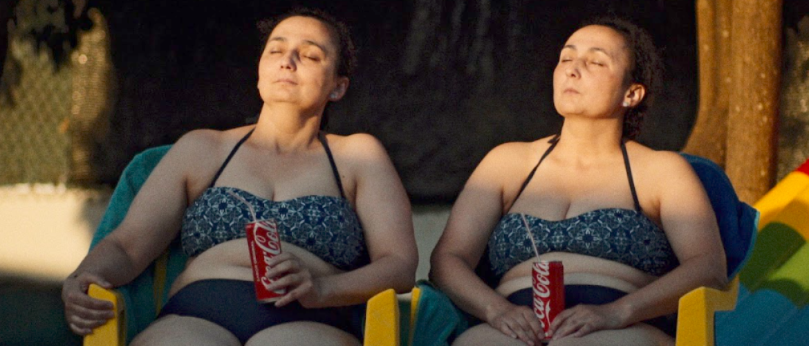 Dos mujeres sentadas en vestido de baño 