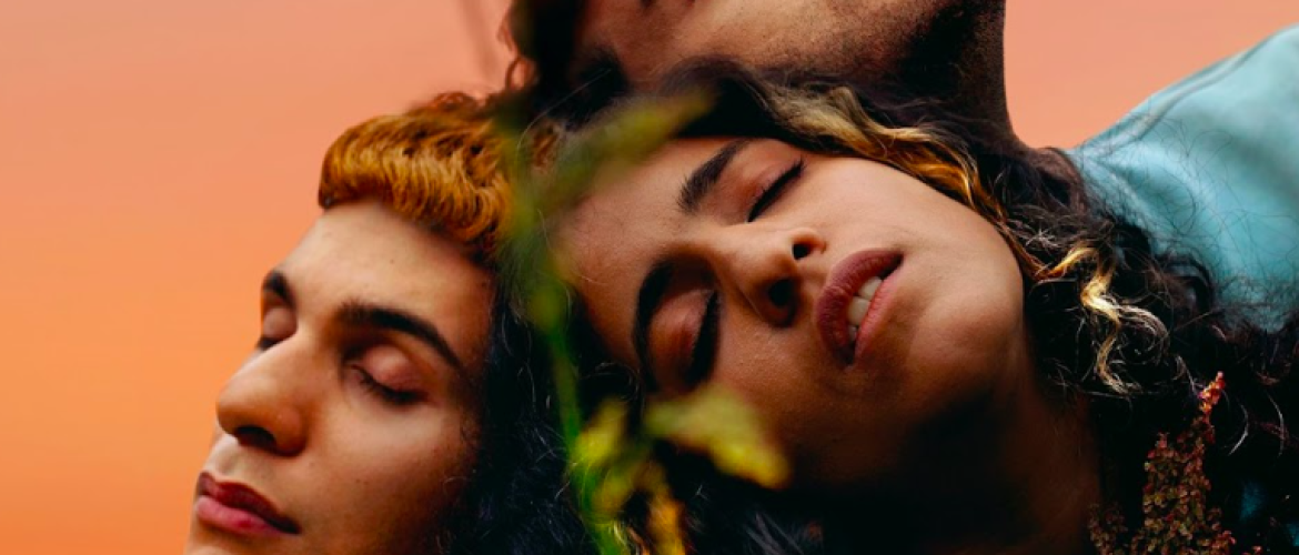 Rostro de tres jóvenes queer