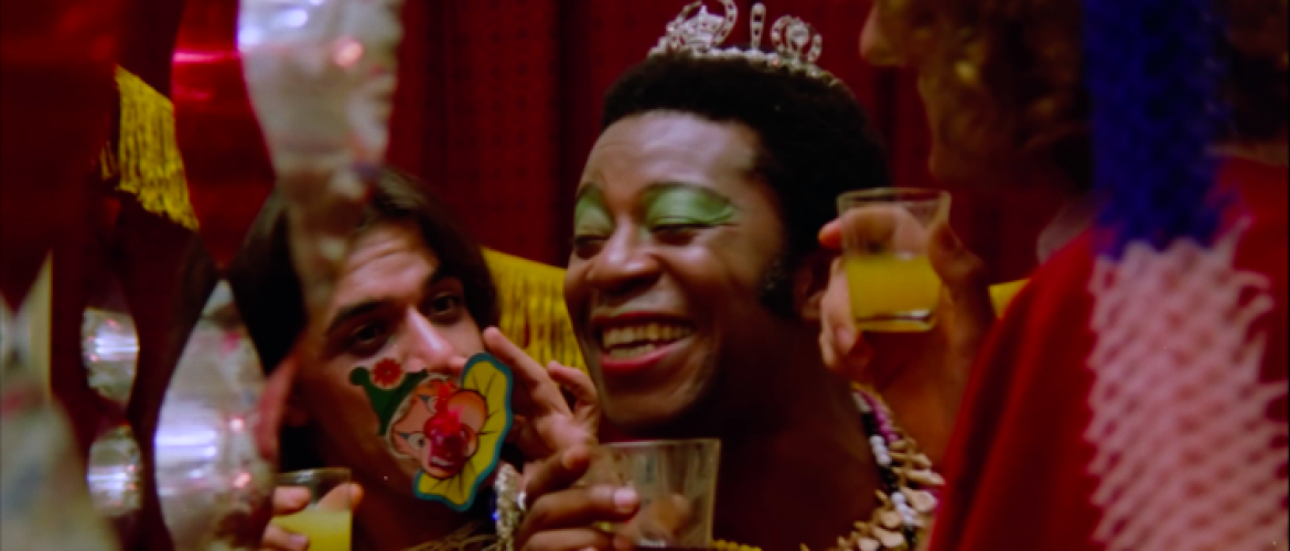 Tres personas trans con traje de fiesta