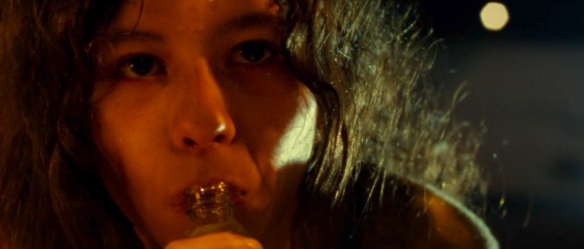 Joven con una botella en la boca