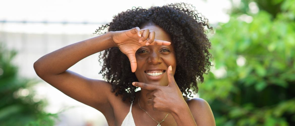 Joven tomando foto con las manos 