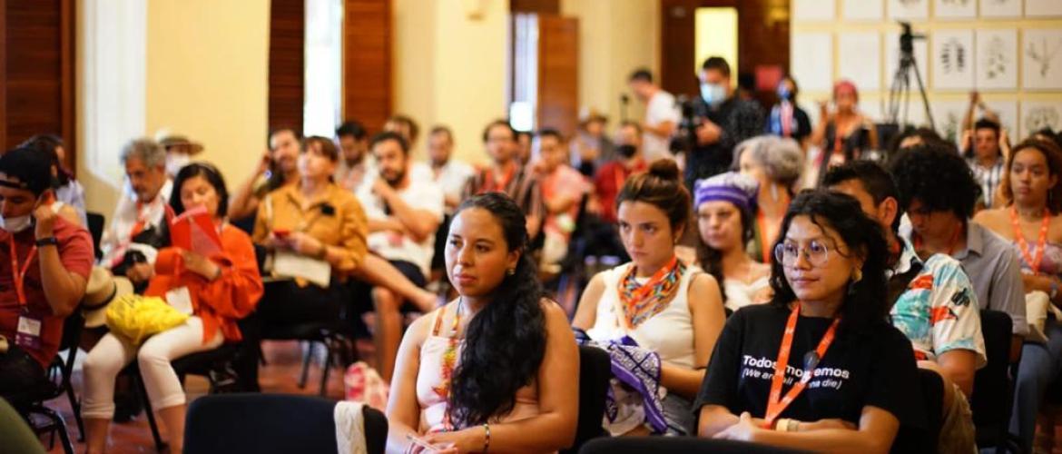 Grupo de personas en un salón