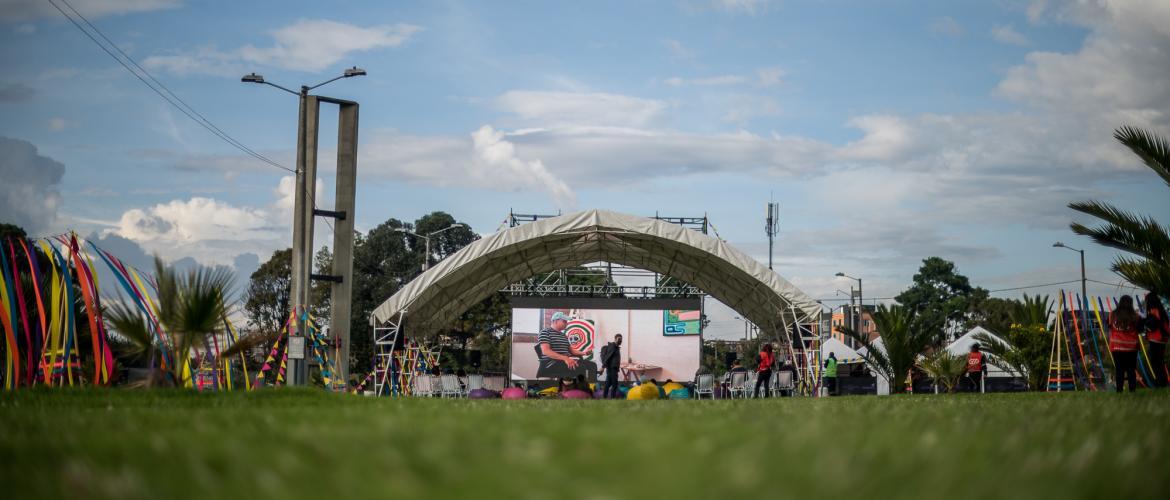 Parque con pantalla grande para proyección de cine