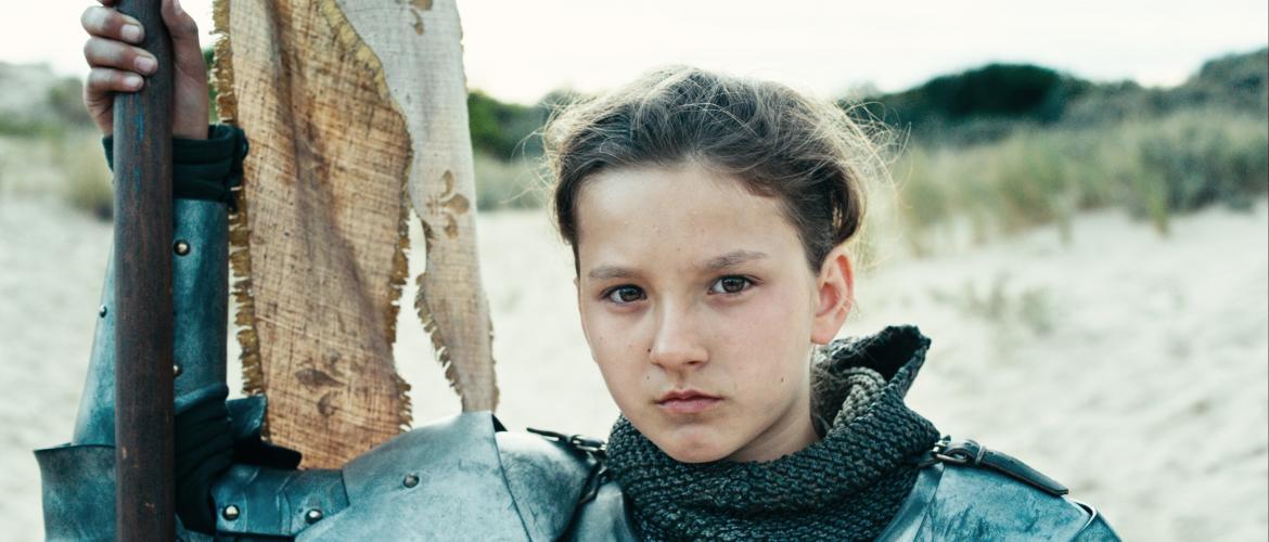 niña con traje de armadura 