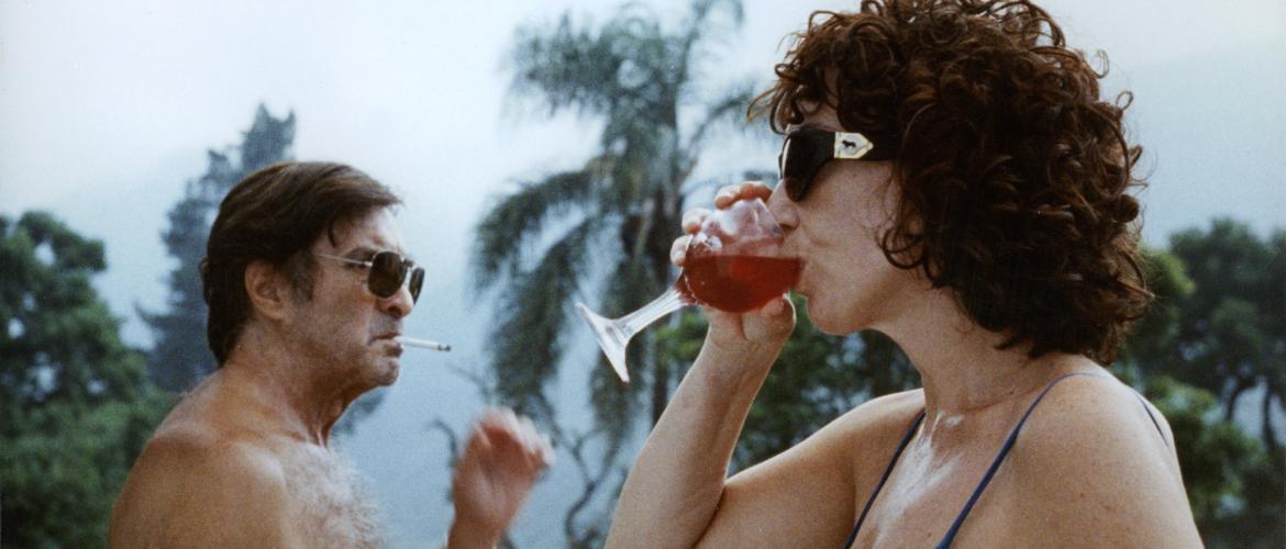 Mujer y hombre tomando un trago 