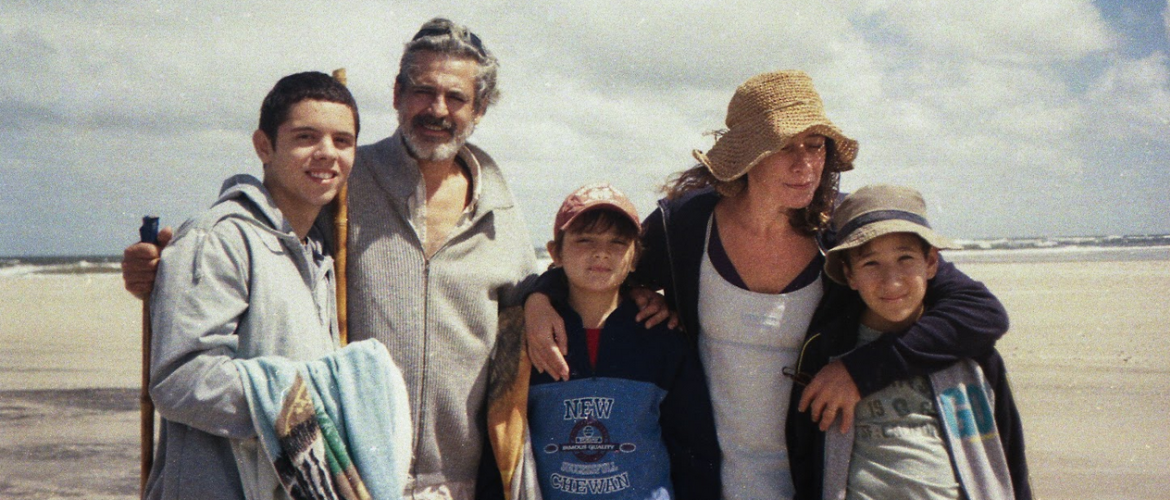 Familia posando para una foto
