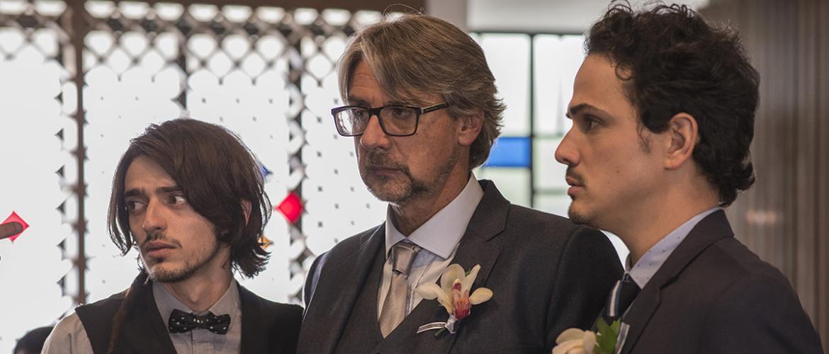 Papá con dos hijos vestidos elegantes 