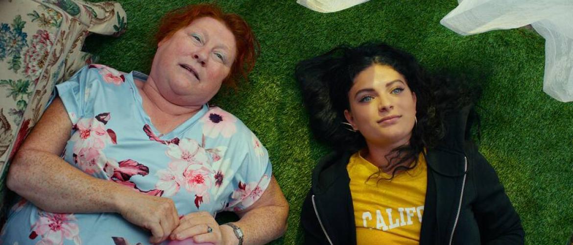 Dos mujeres acostadas mirando hacia el cielo 