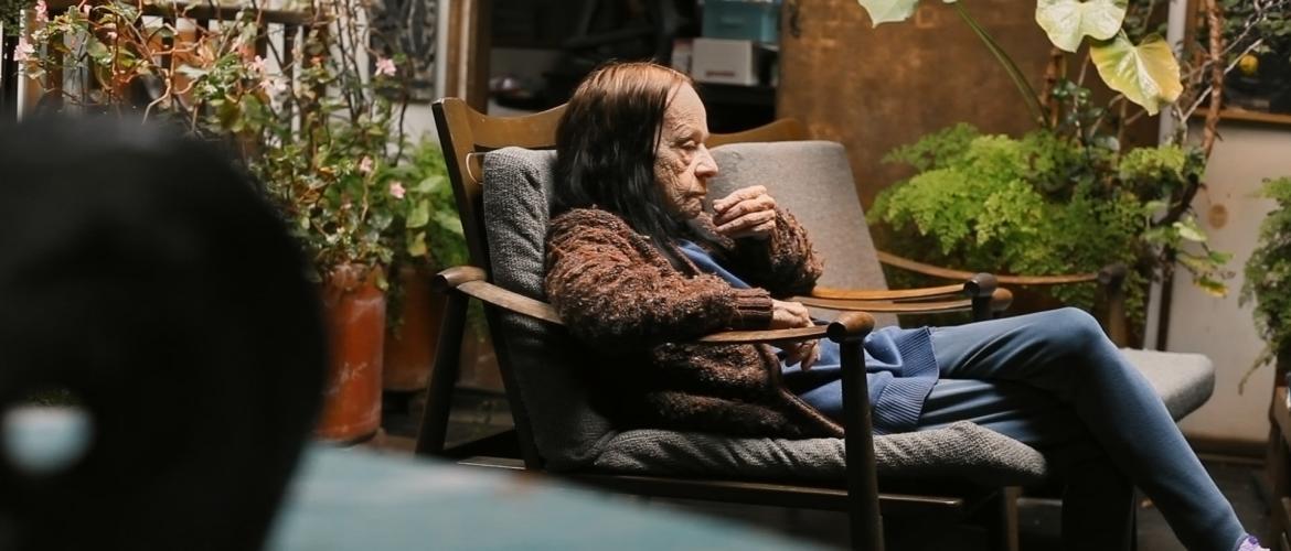 Mujer mayor sentada en una sala 