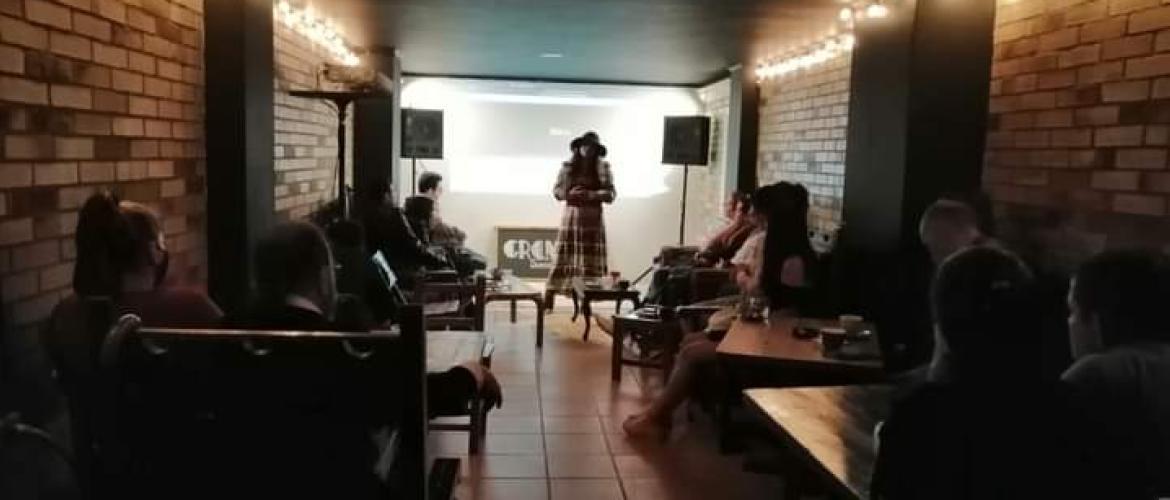 Sala de cine con proyección 