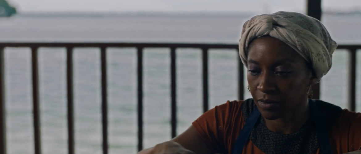 Película Puentes en el mar Mujer afro con el mar de fondo