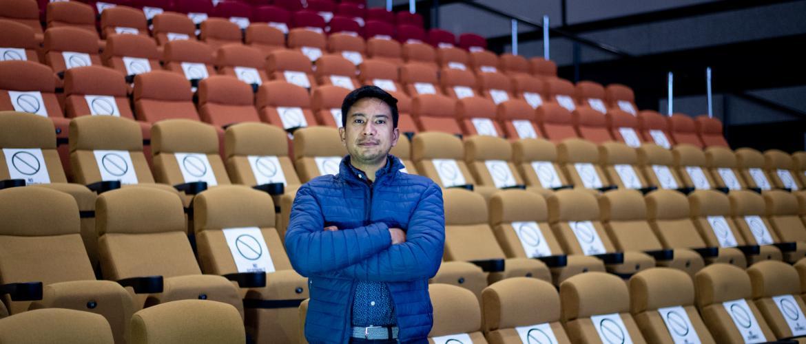 hombre en sala de cine 