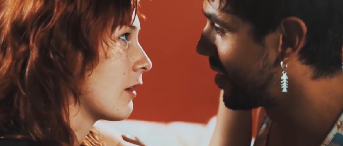 Mujer y hombre mirando a los ojos