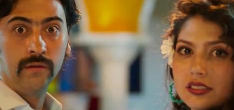 Hombre y mujer mirando sorprendido