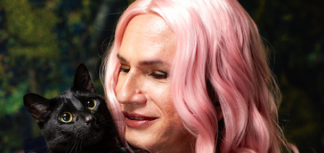 Mujer con gato en brazos 