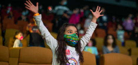 niña con los brazos abiertos