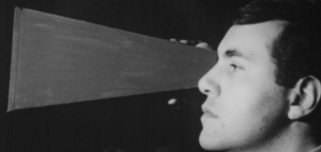 hombre mirando por unos binoculares 