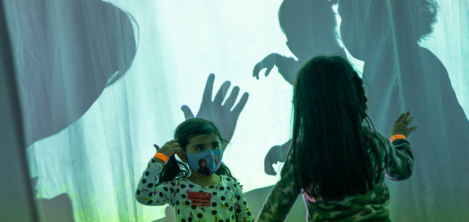 niñas jugando con sombras 