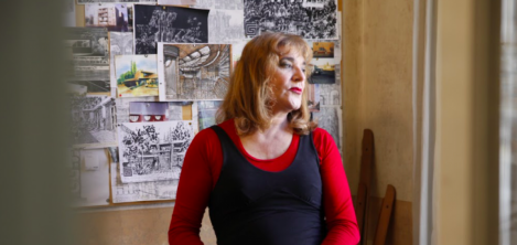 Mujer mayor con las manos sobre una silla 