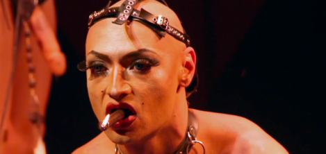 Hombre transa con un tabaco en la boca 