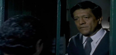 Hombre abriendo una puerta 