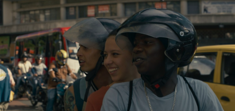 tres jóvenes montando en una moto 