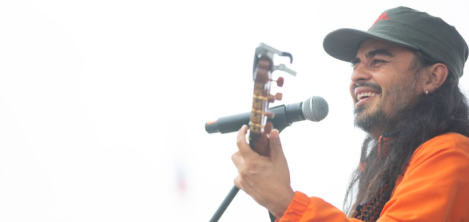 Hombre cantado y tocando guitarra 