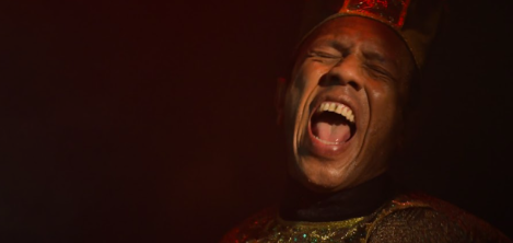 Hombre afro cantando 