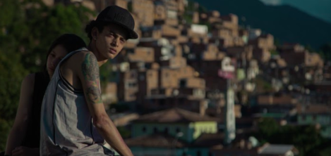 Dos jóvenes en una comuna 