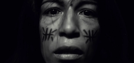 Persona indígena con pinturas en la cara 