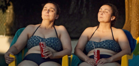 Dos mujeres sentadas en vestido de baño 