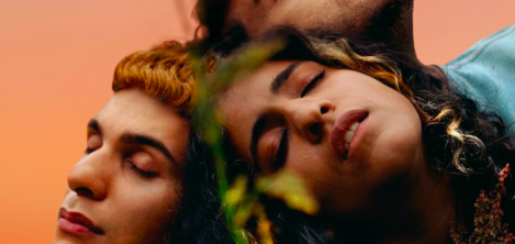 Rostro de tres jóvenes queer